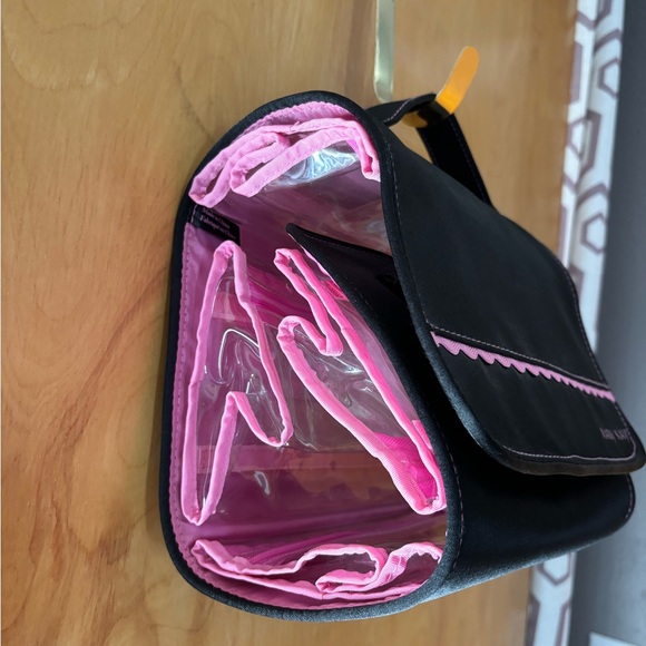 Toiletry bag - Picture 2 of 4